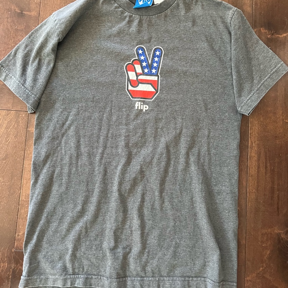 Vintage flip skateboards peace sign American flag tee 90s